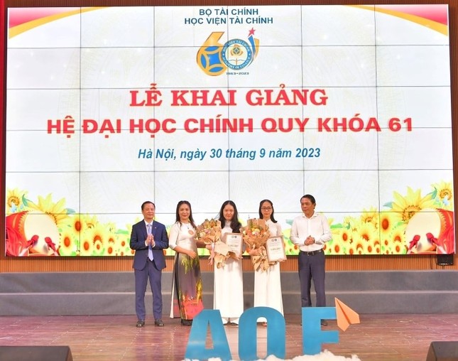 Vietcombank ký hợp tác và trao tặng 1 tỷ đồng học bổng cho sinh viên xuất sắc Học viện Tài chính ảnh 4