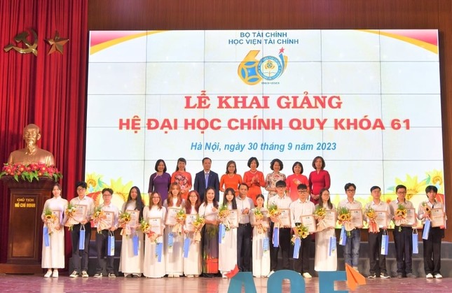 Vietcombank ký hợp tác và trao tặng 1 tỷ đồng học bổng cho sinh viên xuất sắc Học viện Tài chính ảnh 5
