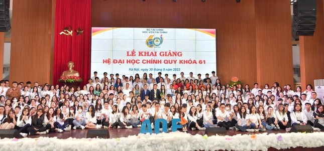 Vietcombank ký hợp tác và trao tặng 1 tỷ đồng học bổng cho sinh viên xuất sắc Học viện Tài chính ảnh 6