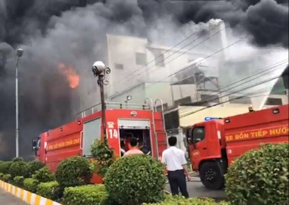 Hiện trường vụ cháy công ty ở Bình Dương: Lửa khói cuồn cuộn cao hàng chục mét ảnh 4