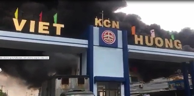 Hiện trường vụ cháy công ty ở Bình Dương: Lửa khói cuồn cuộn cao hàng chục mét ảnh 1