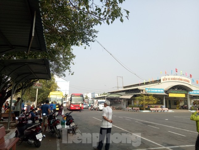 Bến xe vắng như ‘Chùa Bà Đanh’ vì công nhân được tặng vé xe về Tết ảnh 3