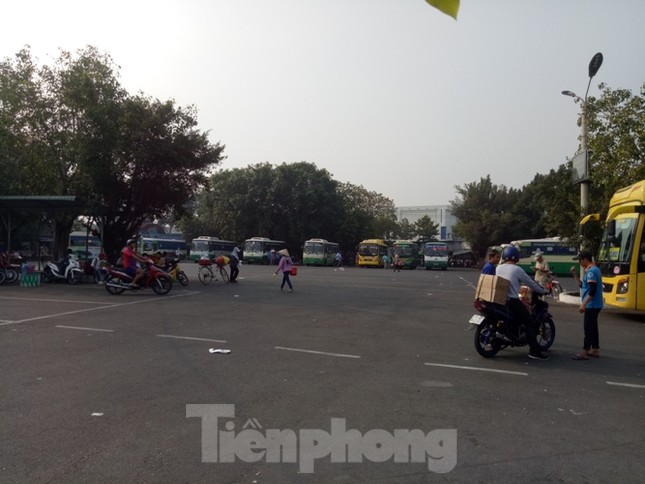 Bến xe vắng như ‘Chùa Bà Đanh’ vì công nhân được tặng vé xe về Tết ảnh 5