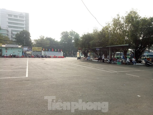 Bến xe vắng như ‘Chùa Bà Đanh’ vì công nhân được tặng vé xe về Tết ảnh 6