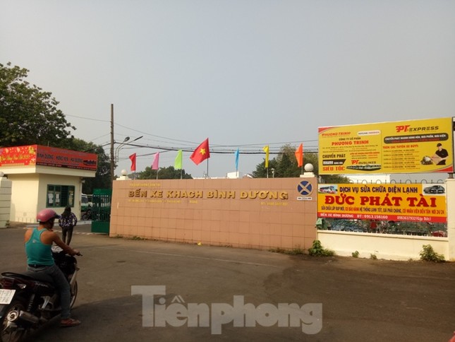 Bến xe vắng như ‘Chùa Bà Đanh’ vì công nhân được tặng vé xe về Tết ảnh 7