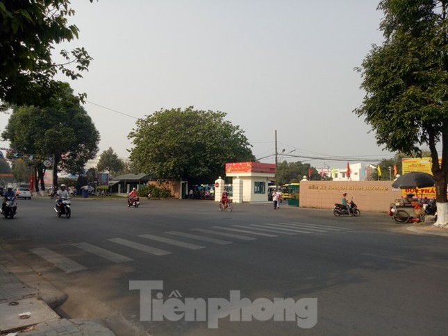 Bến xe vắng như ‘Chùa Bà Đanh’ vì công nhân được tặng vé xe về Tết ảnh 8