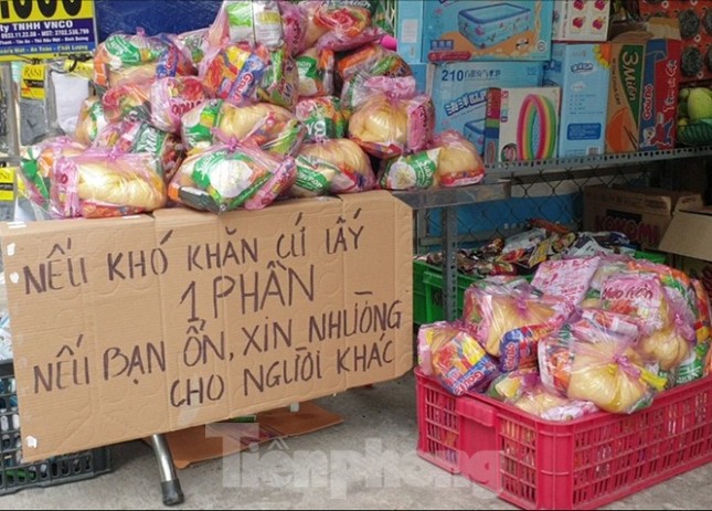 Tình người thời dịch COVID-19: ‘Lá rách ít đùm lá rách nhiều’ ảnh 1