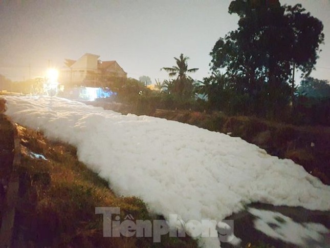 Kỳ lạ: 'Tuyết' phủ trắng suối ở Bình Dương sau cơn mưa lớn ảnh 3
