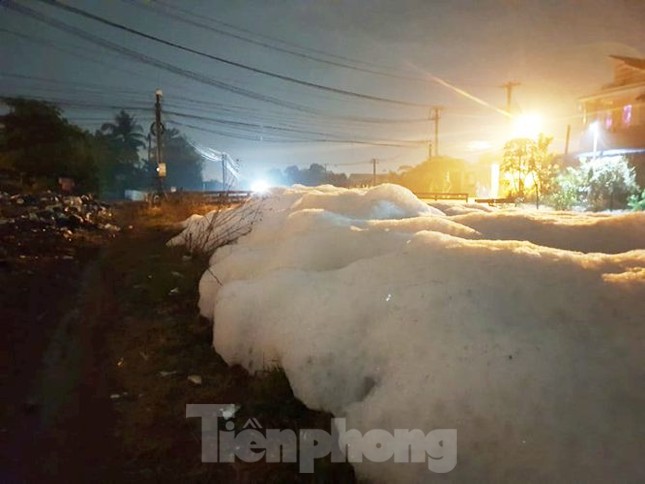 Kỳ lạ: 'Tuyết' phủ trắng suối ở Bình Dương sau cơn mưa lớn ảnh 2