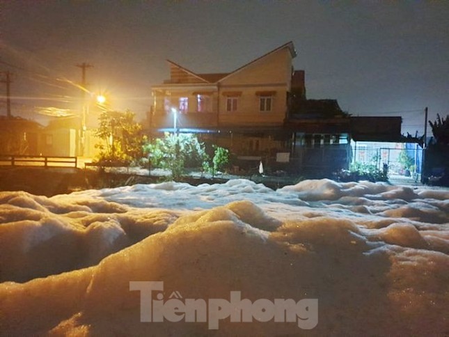 Kỳ lạ: 'Tuyết' phủ trắng suối ở Bình Dương sau cơn mưa lớn ảnh 1