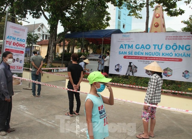 ATM gạo miễn phí ở Bình Dương: Ai nhận đều phát, ăn hết lại đến lấy ảnh 6