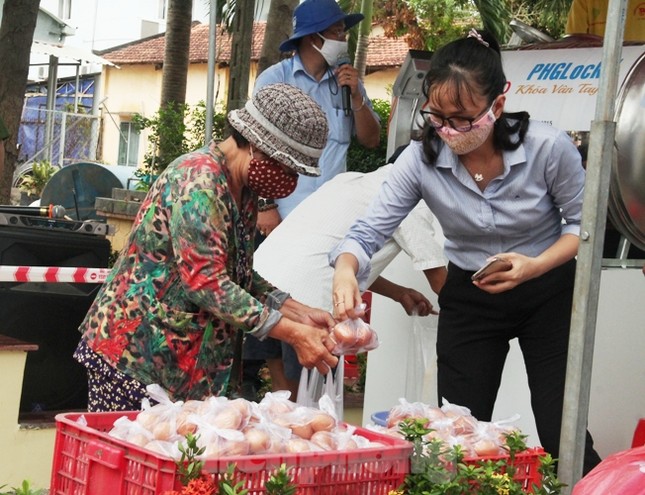 ATM gạo miễn phí ở Bình Dương: Ai nhận đều phát, ăn hết lại đến lấy ảnh 5