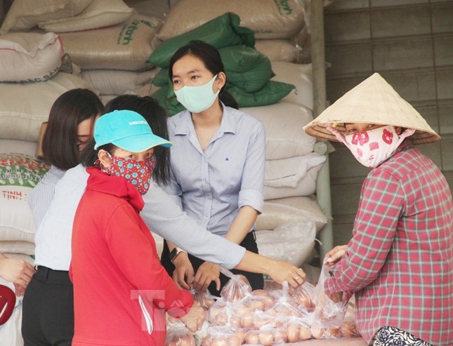 ATM gạo miễn phí ở Bình Dương: Ai nhận đều phát, ăn hết lại đến lấy ảnh 4