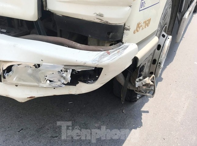 Ô tô nổ lốp sau khi tông vào xe máy, một người tử vong ảnh 1