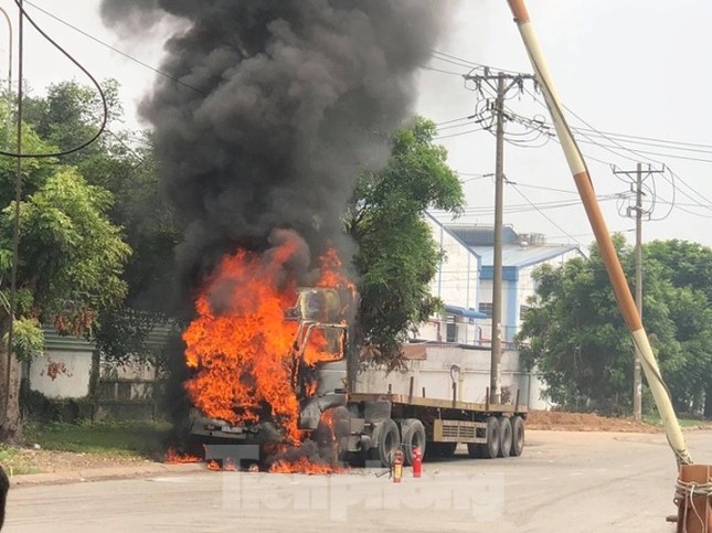 Xe container bốc cháy ngùn ngụt trong khu công nghiệp Sóng Thần ảnh 1