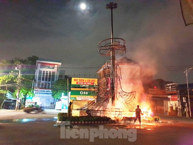 Xe cứu thương bốc cháy dữ dội khiến 7 người bị thương ảnh 3