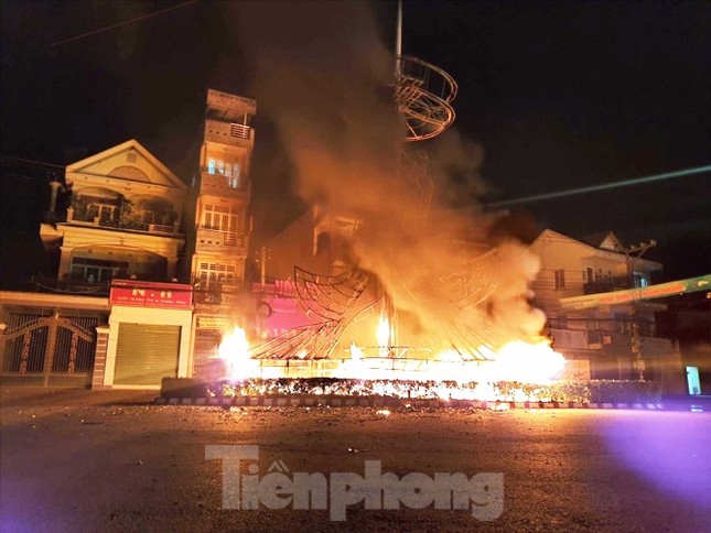 Xe cứu thương bốc cháy dữ dội khiến 7 người bị thương ảnh 2