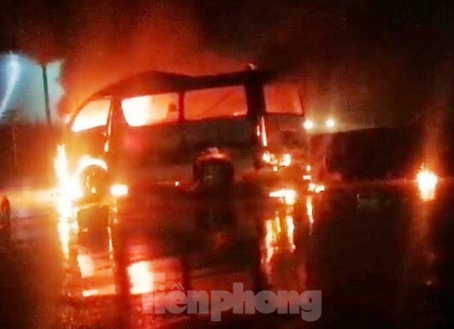 Xe cứu thương bốc cháy dữ dội khiến 7 người bị thương ảnh 1