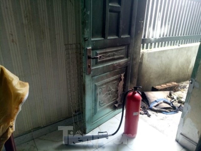 Một phụ nữ bị đánh nhập viện, nhà bị tưới xăng đốt ảnh 2
