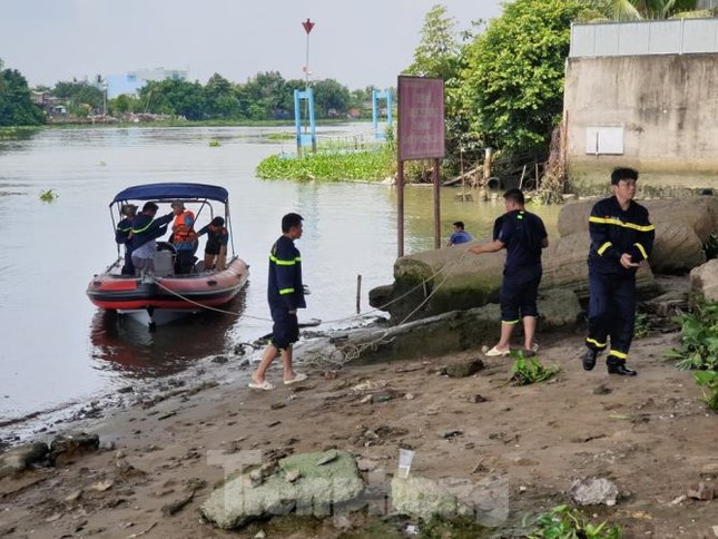 Bị 'giang hồ đòi nợ', người đàn ông nhảy sông Sài Gòn tự tử ảnh 2