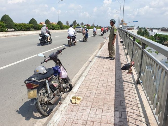 Bị 'giang hồ đòi nợ', người đàn ông nhảy sông Sài Gòn tự tử ảnh 1