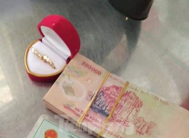 Nhặt được túi vàng, người phụ nữ nói 'không phải của mình cố lấy sẽ mất đi' ảnh 4