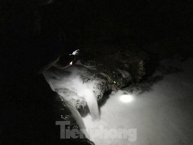 'Tuyết’ phủ trắng suối, mùi hôi nồng nặc ở Bình Dương ảnh 4