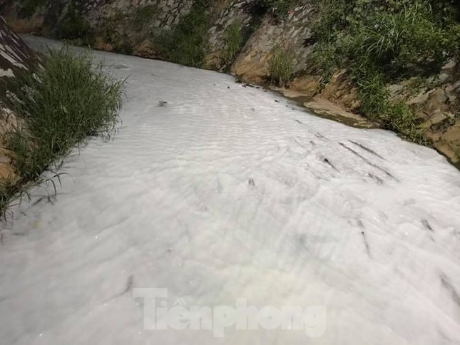 'Tuyết’ phủ trắng suối, mùi hôi nồng nặc ở Bình Dương ảnh 1