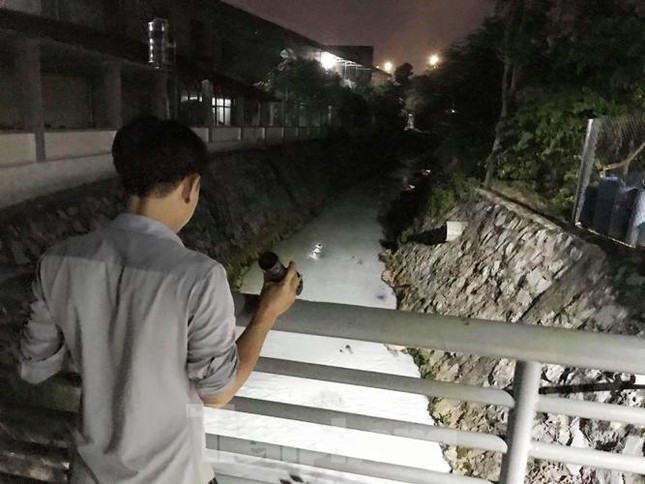 'Tuyết’ phủ trắng suối, mùi hôi nồng nặc ở Bình Dương ảnh 5