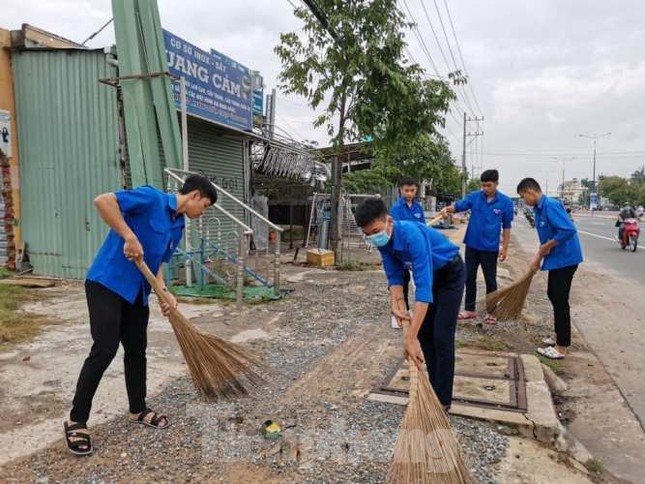 Tuổi trẻ Bình Dương ‘tô sắc’ đường phố dịp cuối tuần ảnh 3