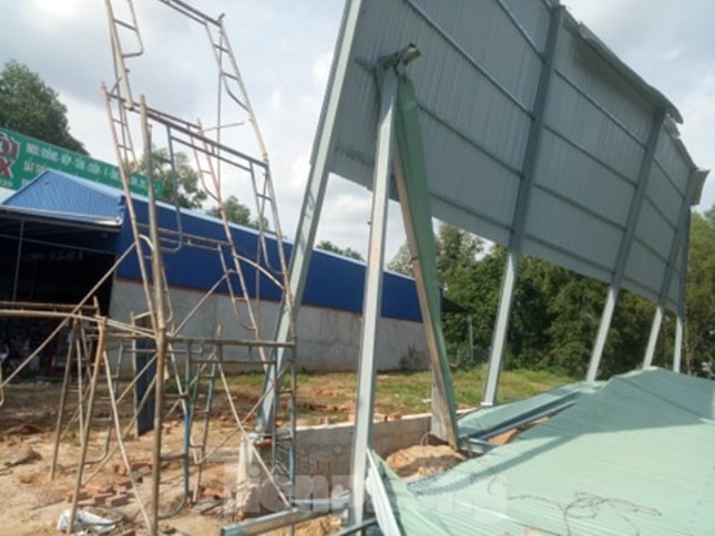 Sập nhà xưởng ở Bình Dương, nhiều người nhập viện cấp cứu ảnh 2