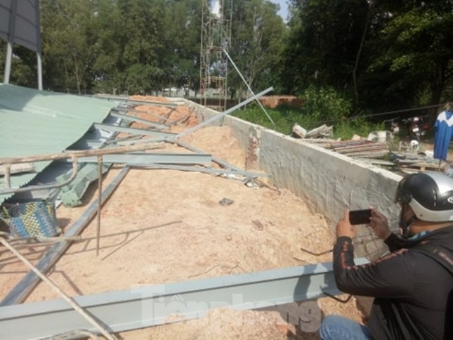 Sập nhà xưởng ở Bình Dương, nhiều người nhập viện cấp cứu ảnh 3