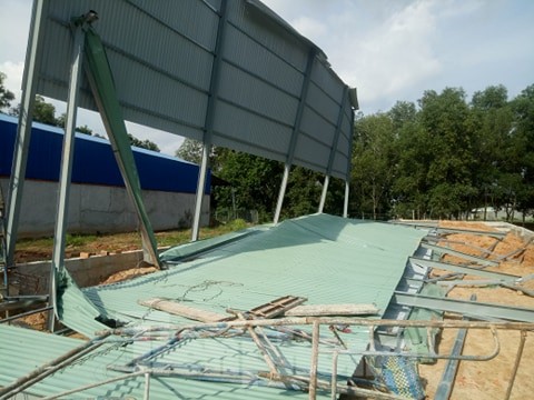 Sập nhà xưởng ở Bình Dương, nhiều người nhập viện cấp cứu ảnh 1