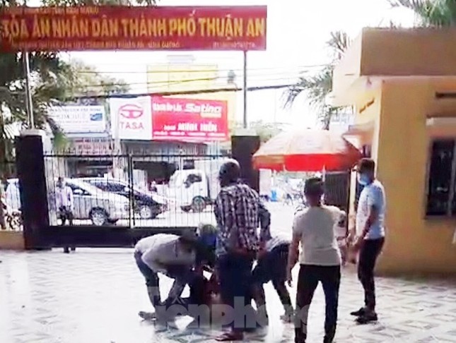 Công an lên tiếng vụ nhóm người mang dao lao vào tòa án bắt người ảnh 1