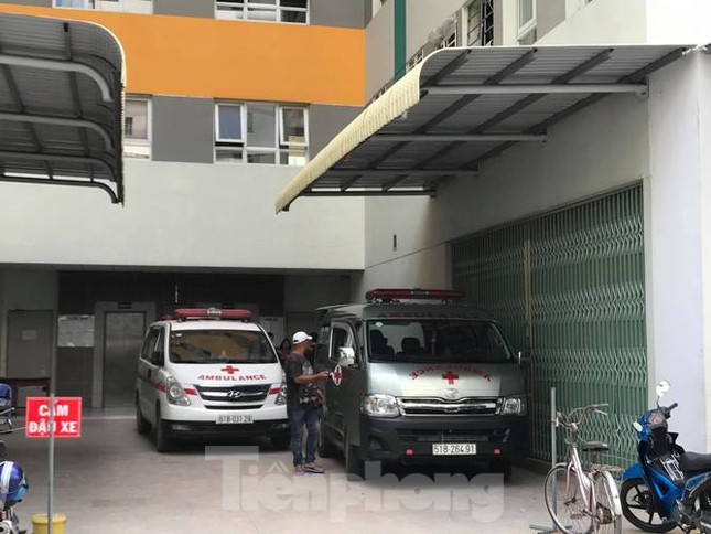 Con phát hiện cha tử vong bất thường trong tòa nhà chung cư ảnh 1