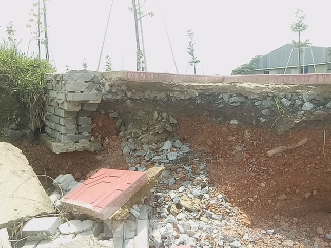 Con đường ‘tơ lụa’ trị giá tiền tỷ vừa xây xong đã lở ảnh 6