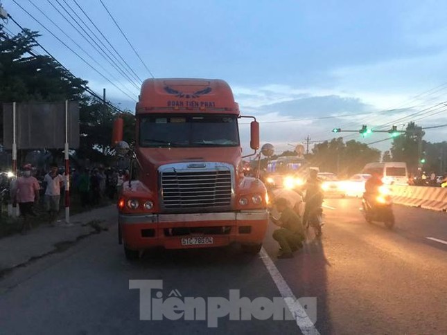 Nam sinh lớp 9 bị xe container cán chết trên đường đi học về ảnh 1