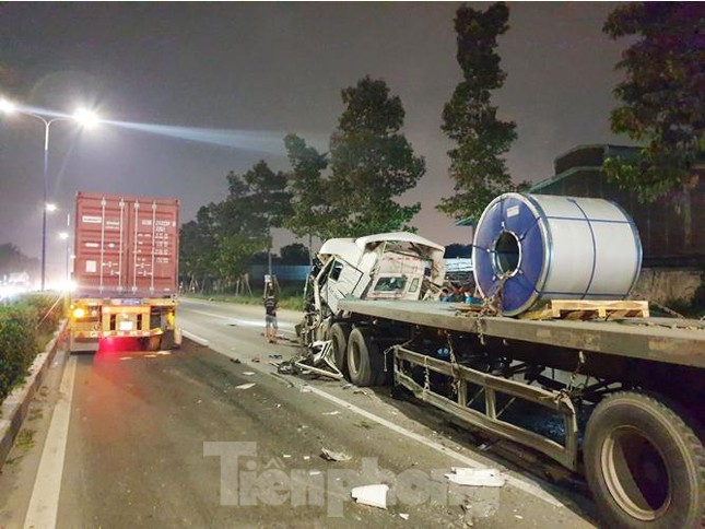 Đầu container biến dạng, tài xế kẹt cứng trong cabin sau vụ va chạm ảnh 3