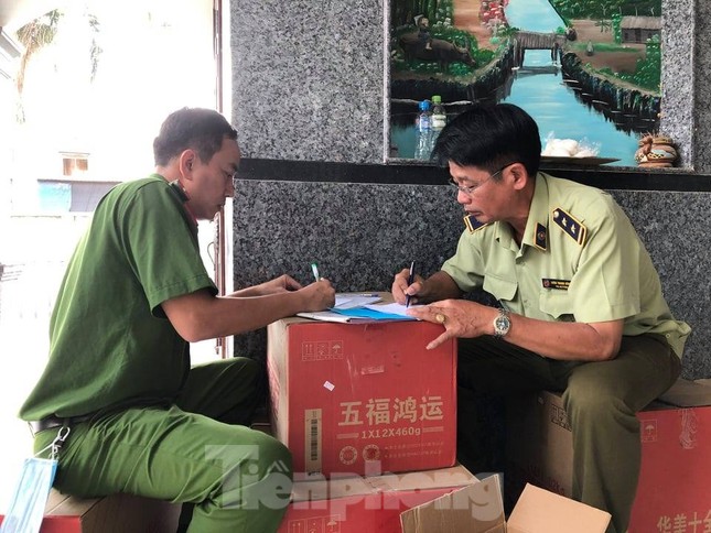 Phát hiện hàng nghìn thùng hàng nhãn hiệu Trung Quốc không rõ nguồn gốc ảnh 5