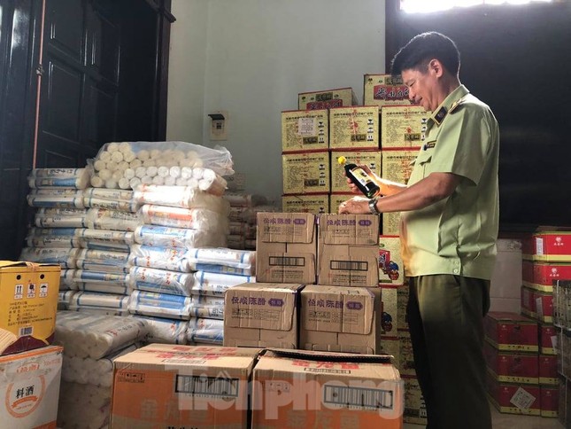 Phát hiện hàng nghìn thùng hàng nhãn hiệu Trung Quốc không rõ nguồn gốc ảnh 1