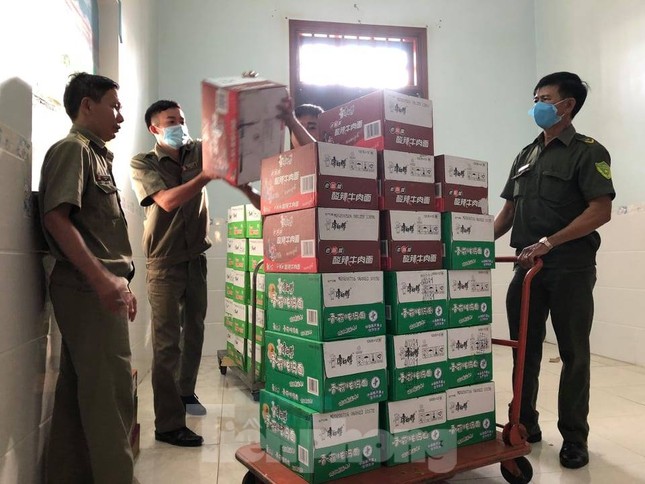 Phát hiện hàng nghìn thùng hàng nhãn hiệu Trung Quốc không rõ nguồn gốc ảnh 3
