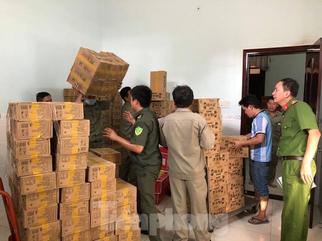 Phát hiện hàng nghìn thùng hàng nhãn hiệu Trung Quốc không rõ nguồn gốc ảnh 4