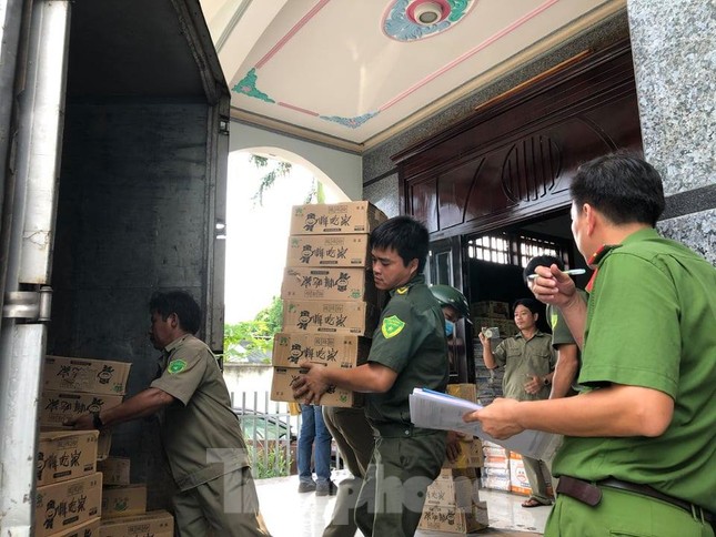 Phát hiện hàng nghìn thùng hàng nhãn hiệu Trung Quốc không rõ nguồn gốc ảnh 2
