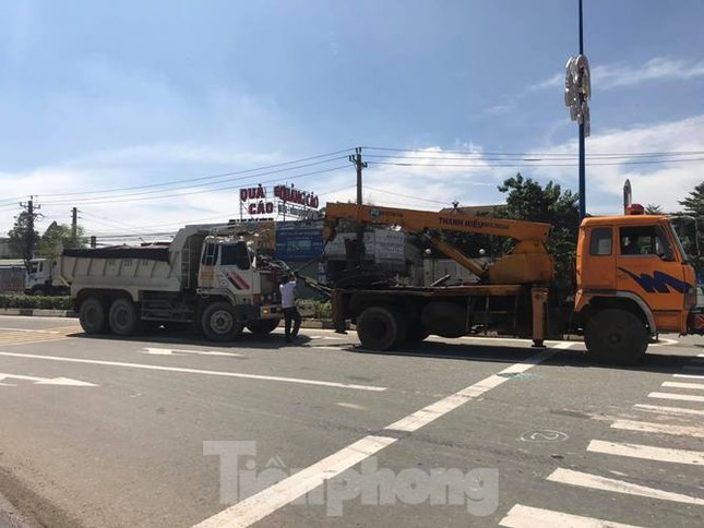 Đầu xe ben bẹp dúm sau tai nạn, tài xế mắc kẹt trong cabin ảnh 3
