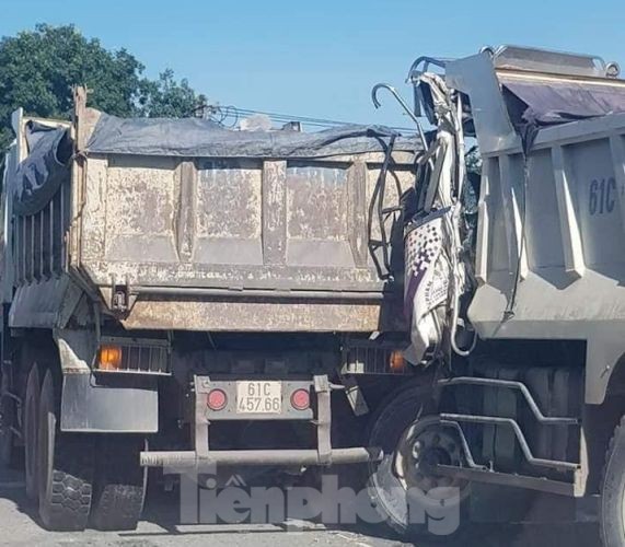 Đầu xe ben bẹp dúm sau tai nạn, tài xế mắc kẹt trong cabin ảnh 1