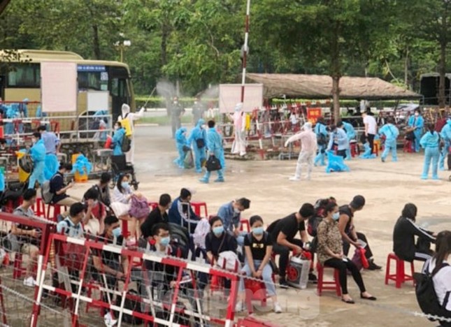 Hàng chục công dân Việt Nam từ Pháp về có bệnh nền nặng ảnh 1