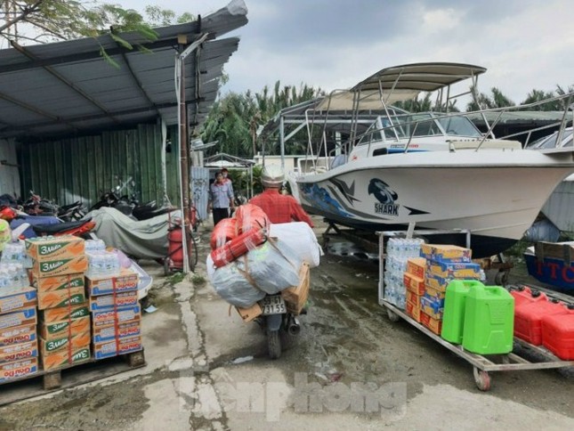 Miền Nam chi viện cano cứu dân miền Trung ngập lụt ảnh 1