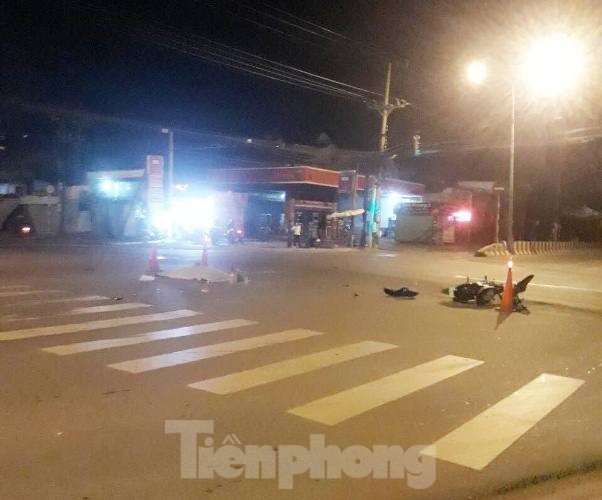 Xe tải tông hai người thương vong rồi bỏ trốn ảnh 1