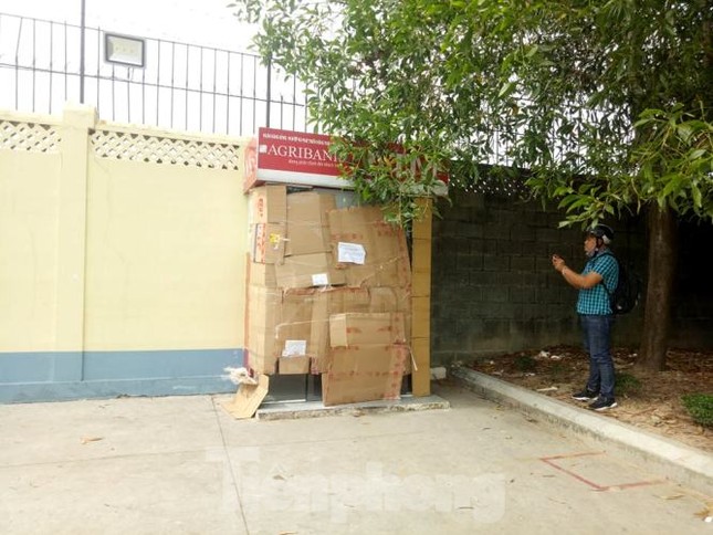 Trụ ATM gần trụ sở công an ở Bình Dương bị trộm đập phá ảnh 1