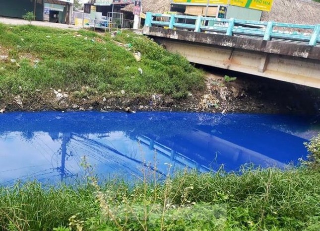 Nước kênh trong khu công nghiệp ở Bình Dương đổi màu xanh kỳ lạ ảnh 2
